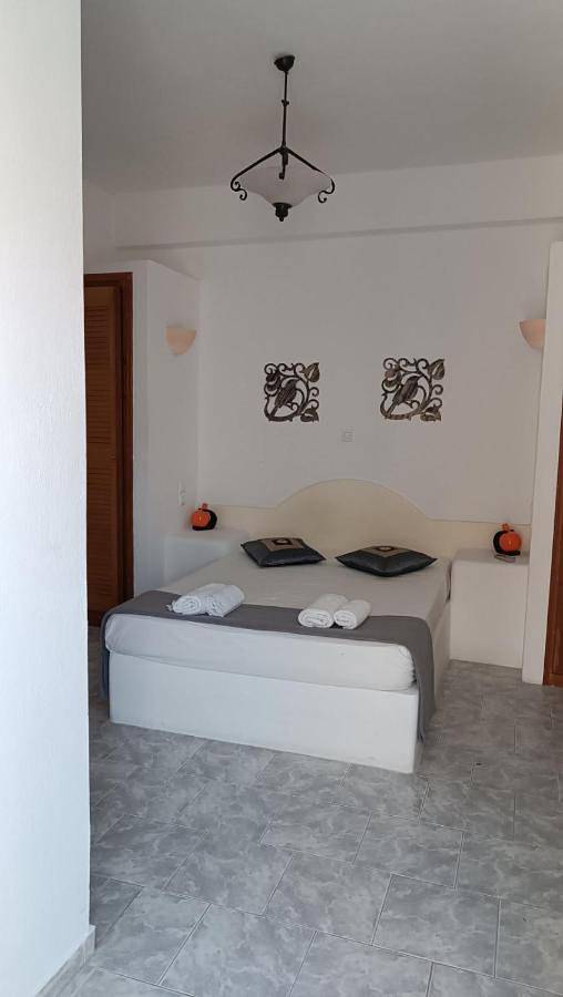 Blackbeach village in Plage d'Perivolos, Perissa