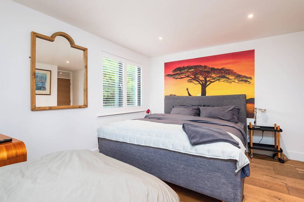 Bright 4 bed 4 bath Villa in historic Canterbury surrounded by Magnolia trees in Kent