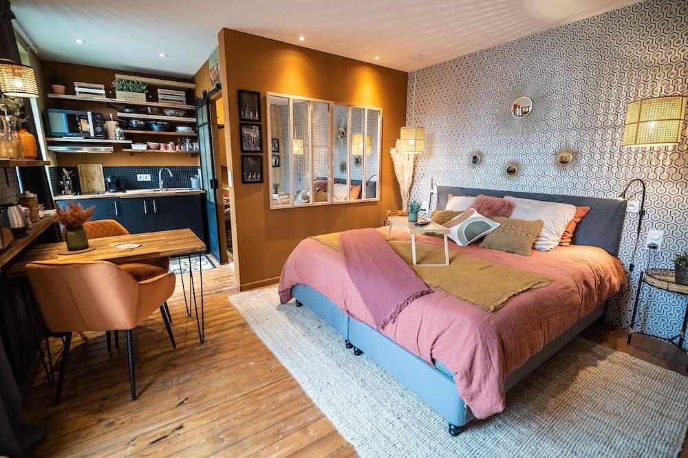 Entire apartment, La cour de Philomène-Studio-Apartment-Private Bathroom-Courtyard view in Bayeux, Bayeux region