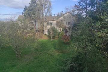 Gîte pour 15 personnes, avec jacuzzi et jardin à Lussac-les-Châteaux