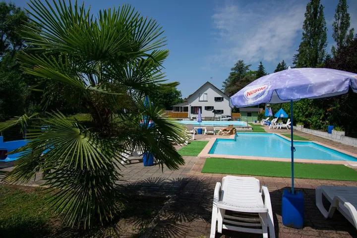 Camping pour 4 personnes, avec piscine ainsi que jardin et vue - 1