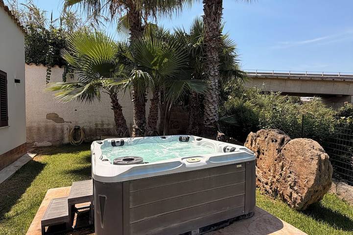 Ferienhaus für 6 Personen, mit Balkon und Whirlpool sowie Garten