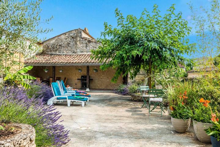 Location de vacances pour 8 personnes, avec jardin ainsi que piscine et terrasse à Gensac - 2