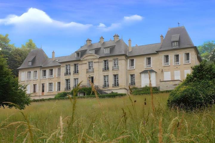 Location de vacances pour 15 personnes, avec vue sur le lac ainsi que vue et jardin dans Fontenoy