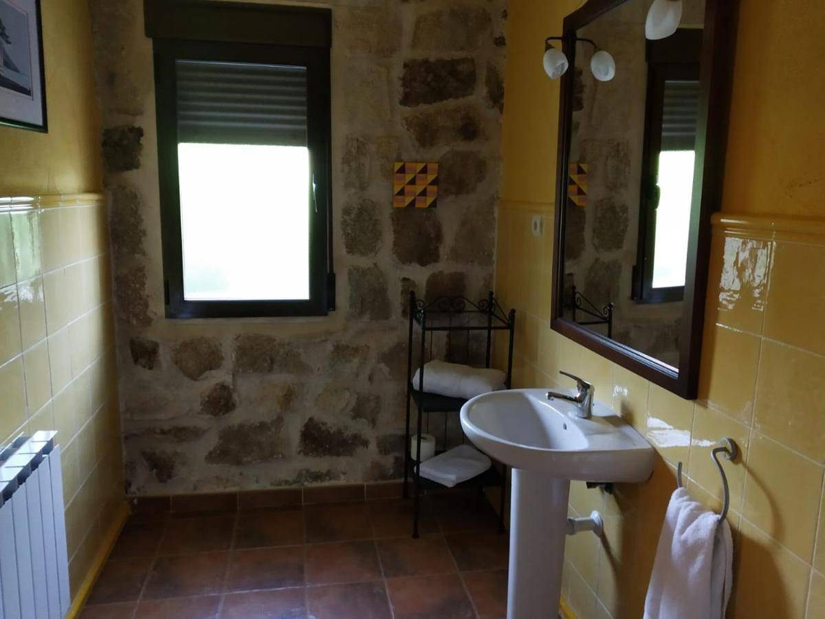 Five-Bedroom Holiday Home in Burgohondo, Valle del Alberche