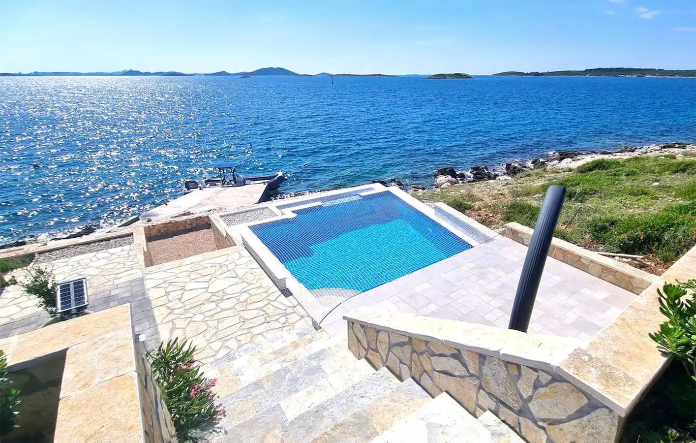 Gemütliche 2-Zimmer-Wohnung mit Pool, Terrasse und WLAN in Küstennähe in Pasman