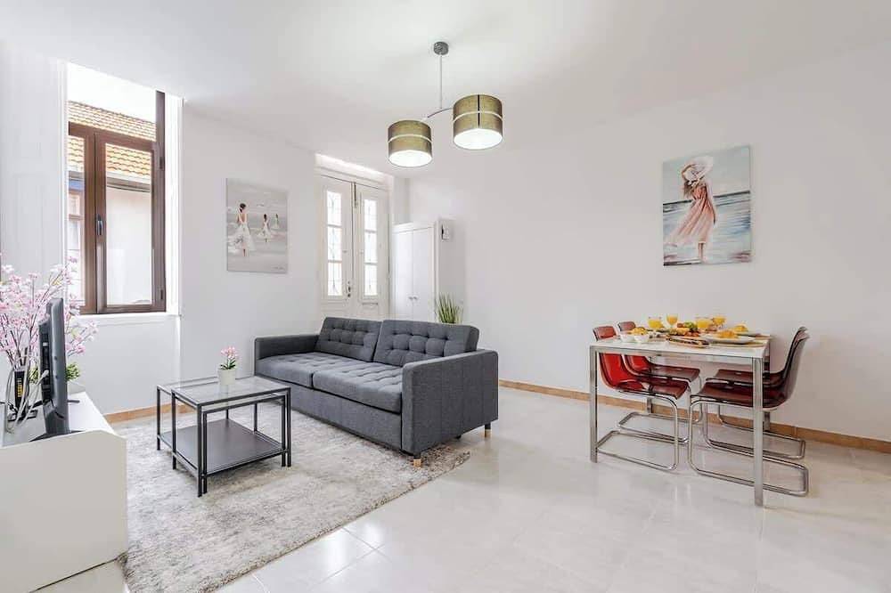 Hostwise - Colourful 2-Home w/ Terrace in Boavista in Porto, Porto Distrikt
