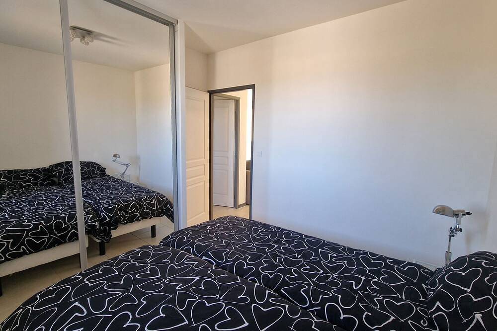 Appartement entier, Hub pour visites touristiques, culturelles et des baignades, cour, vue et privé in Magalas, Côte méditerranéenne (France)