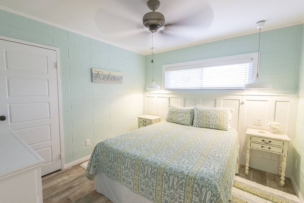 5 Minuten zu Fuß zum Strand !! Neu renoviert und gelistet. Professionell dekoriert in St. Simons Island, Glynn County