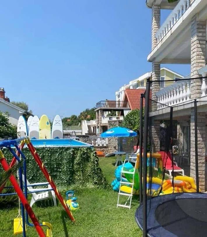 Appart’hôtel pour 3 personnes, avec piscine ainsi que vue et jardin, animaux acceptés
