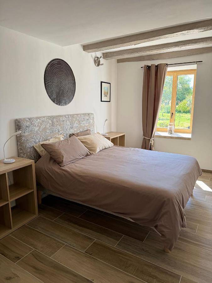 Chambre d’hôte pour 2 personnes, avec jardin et vue sur le lac ainsi que terrasse et vue à Le Tallud