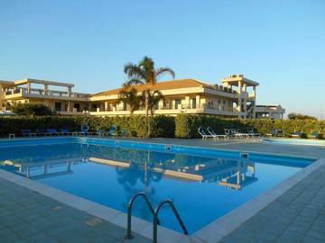 Hôtel pour 3 personnes, avec bassin pour enfant ainsi que jardin et piscine, animaux acceptés à Scoglitti
