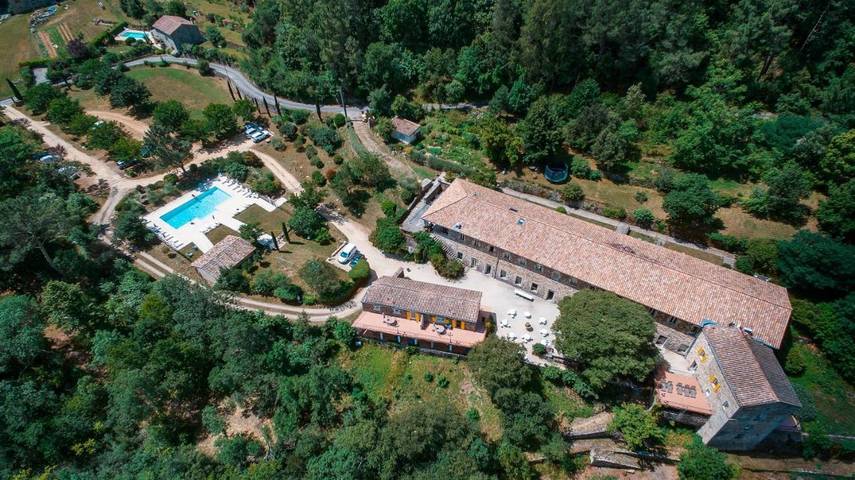 Hôtel pour 5 personnes, avec vue ainsi que piscine et jardin dans Largentière - 3