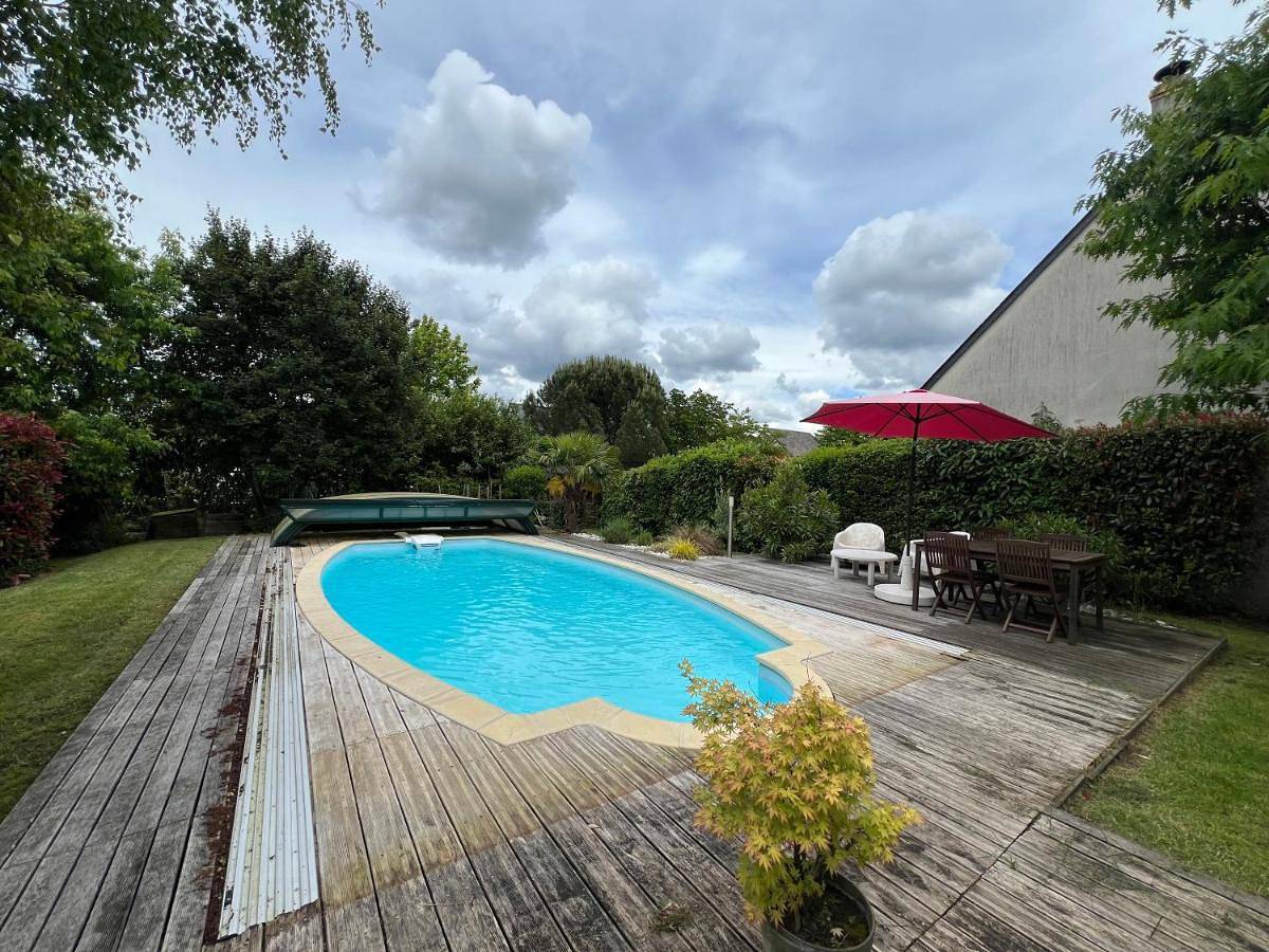 Four-Bedroom House in Montlouis-sur-Loire, Région de Tours