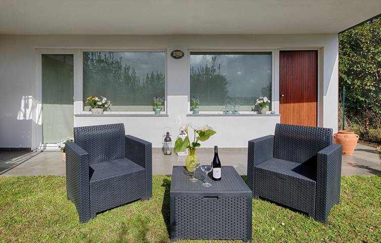 Appartement de vacances entier, Appartement confortable de 2 chambres avec Wi-Fi, parking et terrasse près de la plage in Lido di Camaiore, Camaiore