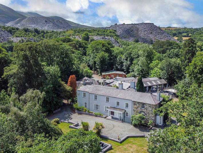 Cottage for 20 people, with garden and pool in Snowdonia