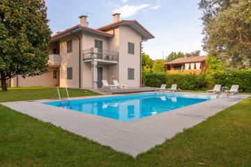 Location De Vacances pour 2 Personnes dans Sirmione, Montagnes autour du lac de Garde, Photo 1