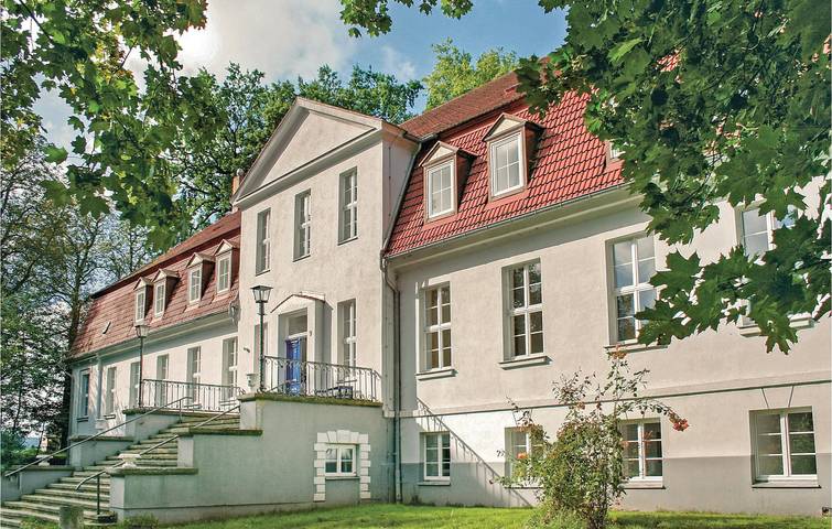Ferienhaus für 40 Personen, mit Whirlpool und Terrasse sowie Garten und Pool in Mecklenburgische Schweiz - 2