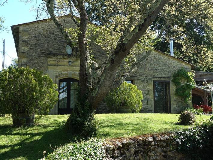 Location de vacances pour 8 personnes, avec jardin ainsi que piscine et vue, adapté aux familles à Saint-Vincent-de-Pertignas