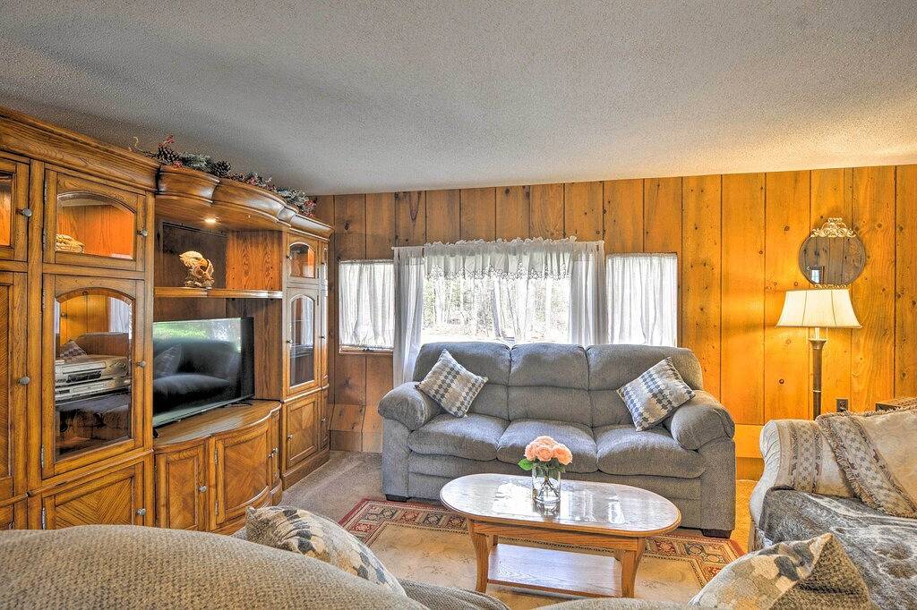 Neu! Riverfront Cabin in Alger w / Terrasse & Wifi! in Gladwin County