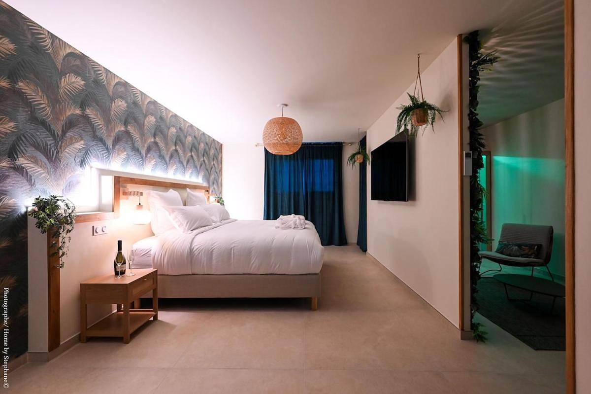 Appartement entier, Loveroom Emeraude Spa Détente - Suite Balnéo & Sauna in Gémenos, Côte méditerranéenne (France)