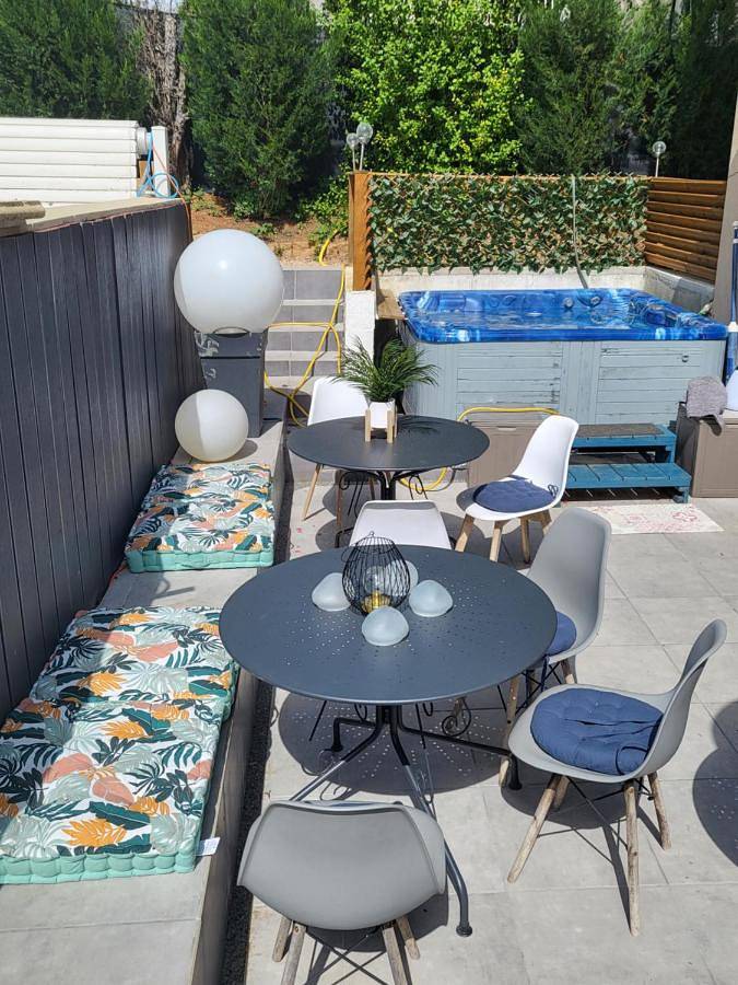 Chambre d’hôte pour 4 personnes, avec jardin et piscine ainsi que vue et terrasse, animaux acceptés