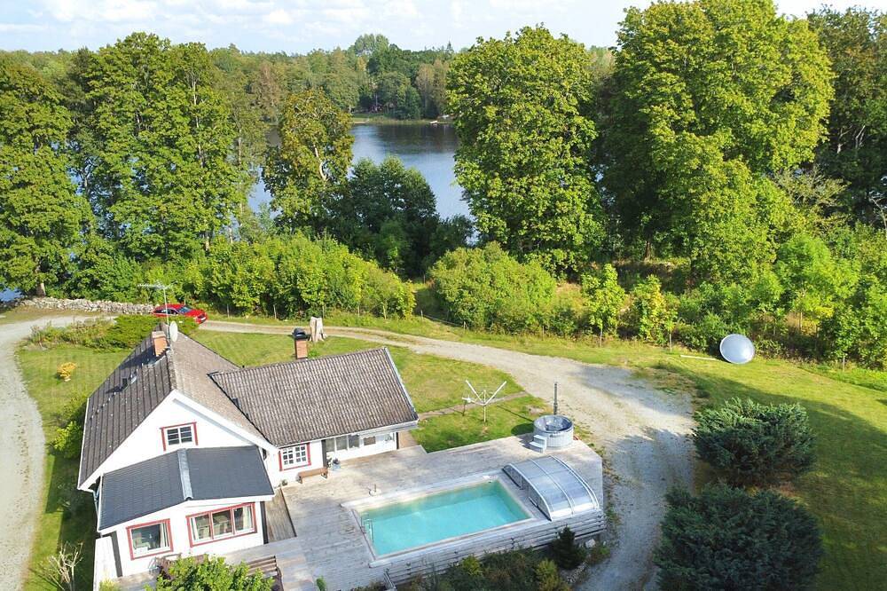 Villa Waldsee – Ferienhaus am See mit Pool, Hot Tub & Sauna in Småland in Emmaboda und Umgebung