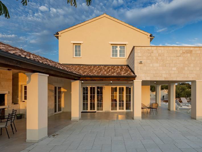 Ferienhaus für 8 Personen, mit Balkon und Terrasse sowie Pool auf Murter