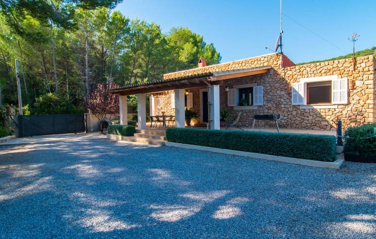 Beachside Haven with Terrace & Grill 1000m from Cala de n´Aladern in Es Carregador, Capdepera
