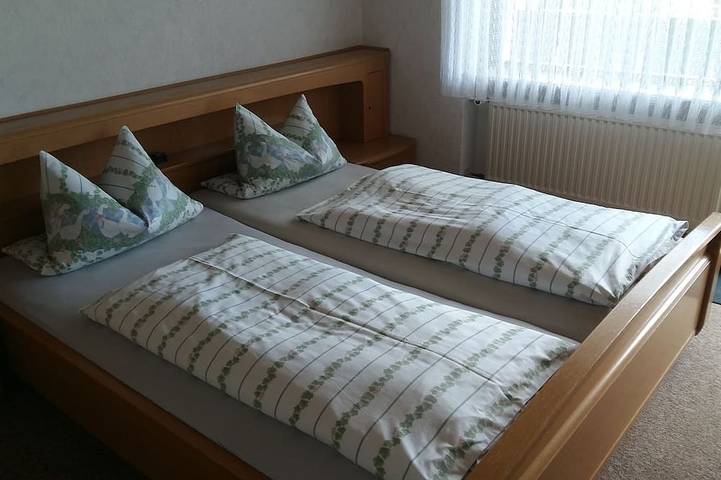 Dorfblick Guesthouse, quietly located guest rooms for vacationers and service technicians in Schönau an der Brend, Rhön-Bayern