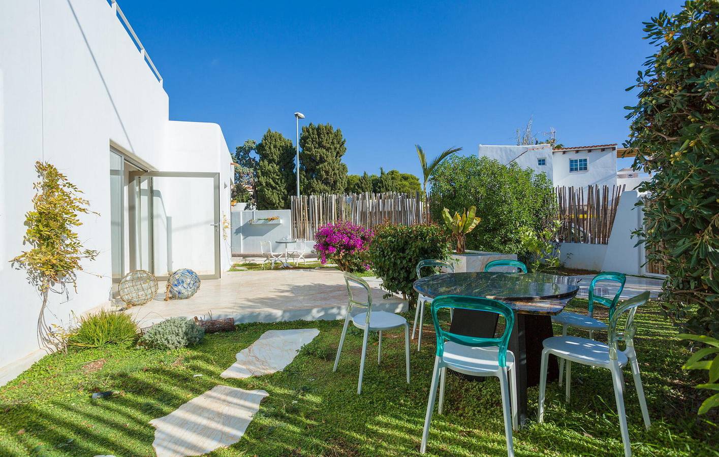 Cozy Apartment with Pool, Terrace & Parking - 800m to Beach in Playa d'en Bossa, Sant Josep de sa Talaia