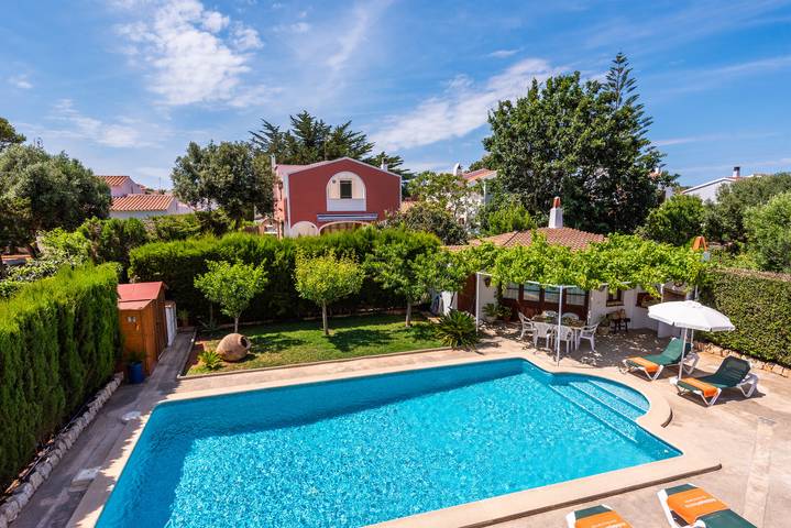 Location de vacances pour 6 personnes, avec terrasse et jardin à Cala en Blanes