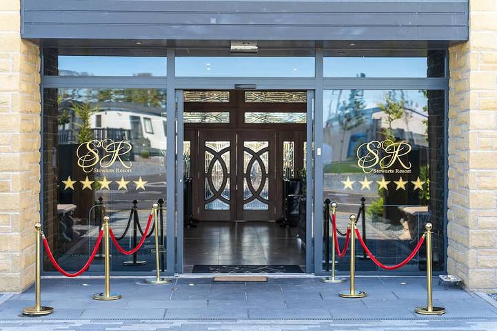 Mobile home for 4 people, with balcony and hot tub as well as sauna in Scotland