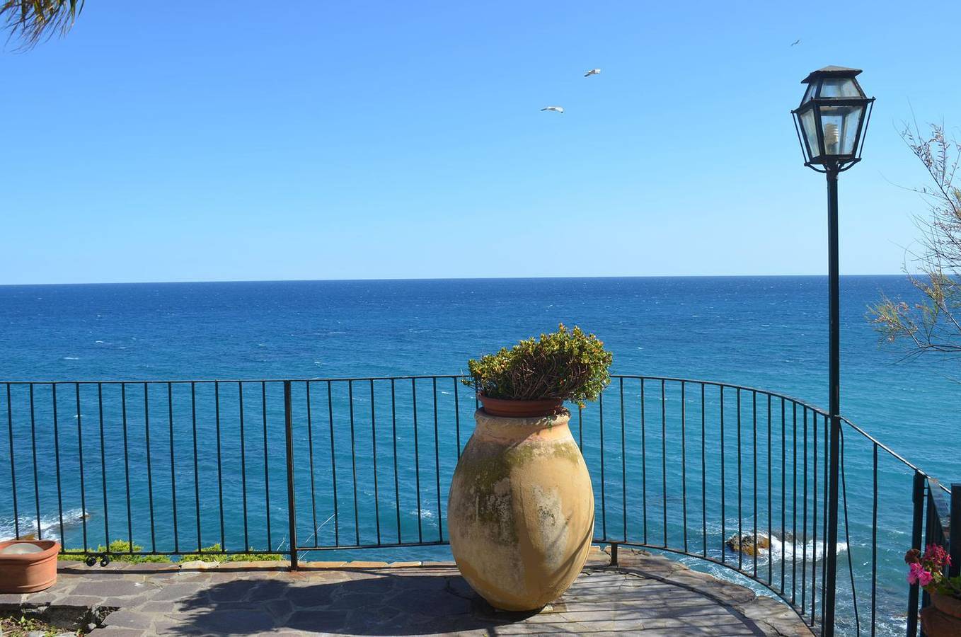 Freistehendes Natursteinhaus in atemberaubendes Panoramalage direkt am Meer in Oneglia, Imperia