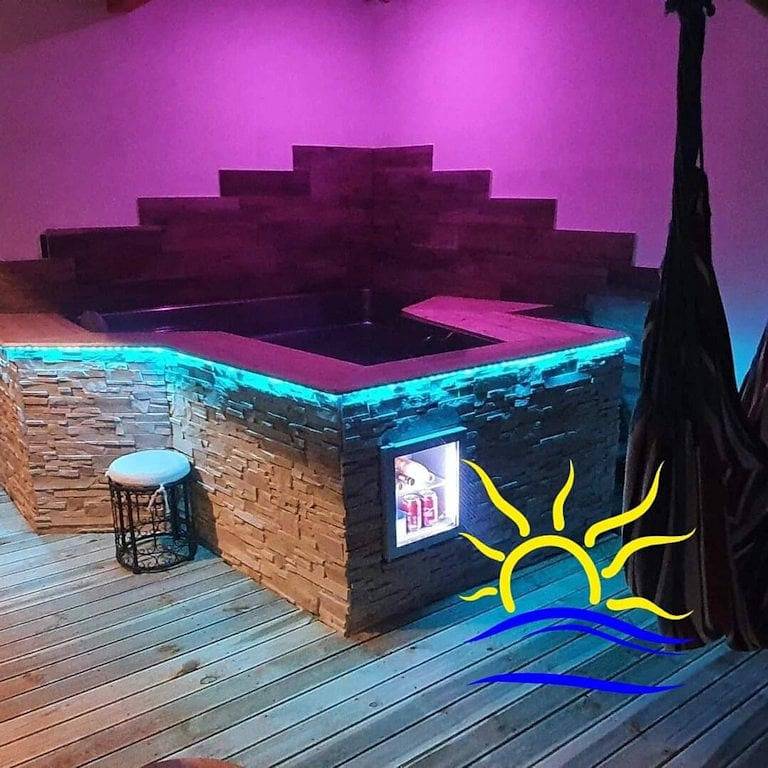 Le13depic, piscine chauffée, bain nordique, massage, adult only in Saint-Romain-le-Puy, Montbrison