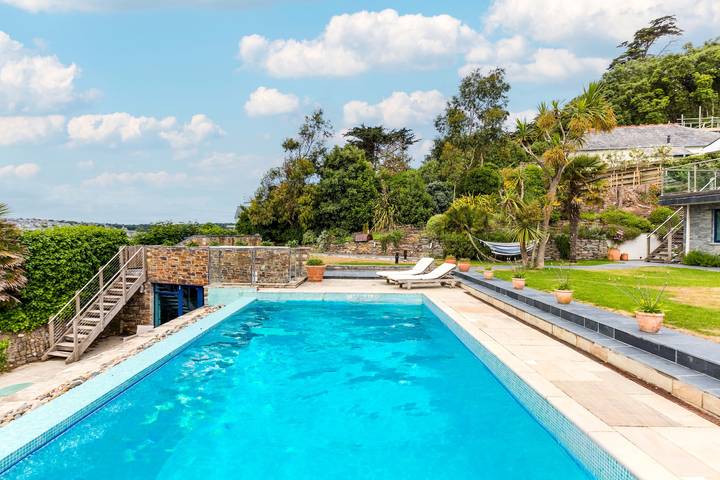 Cottage für 12 Personen, mit Garten und Pool in Rock