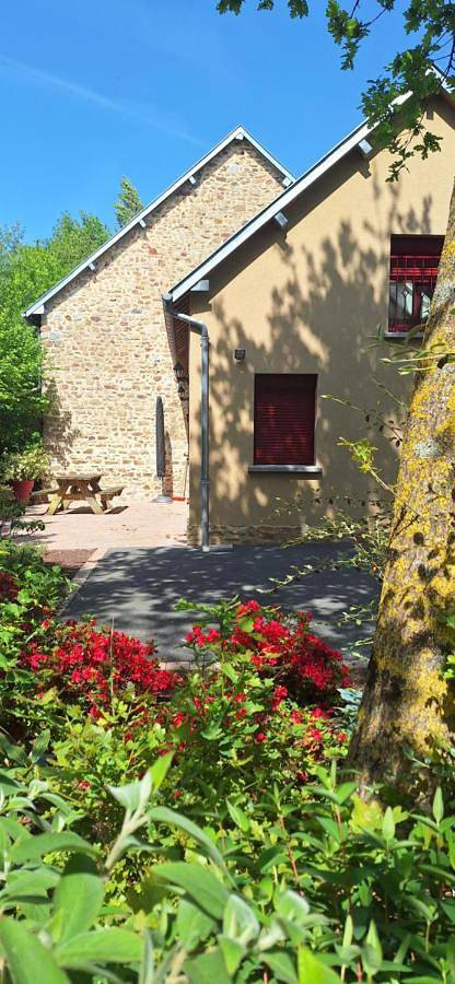 Location de vacances pour 20 personnes, avec vue ainsi que terrasse et jardin à Bacilly - 3