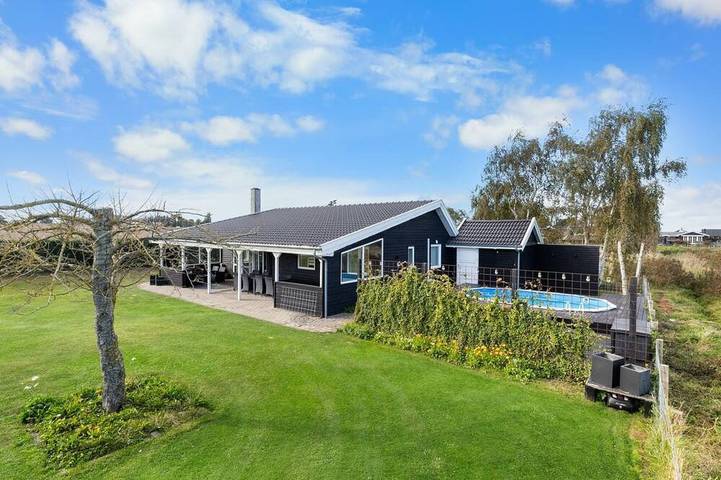 Ferienhaus für 6 Personen, mit Pool in Mesinge