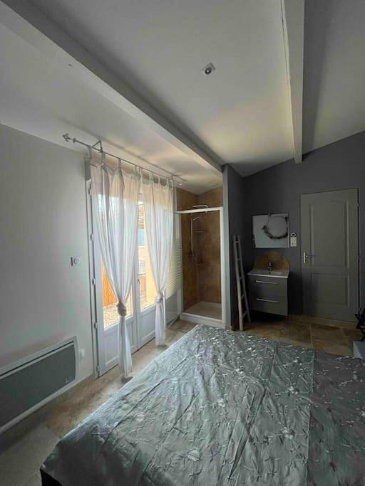 Location de vacances pour 2 personnes, avec jardin ainsi que piscine et terrasse à Orgone - 2