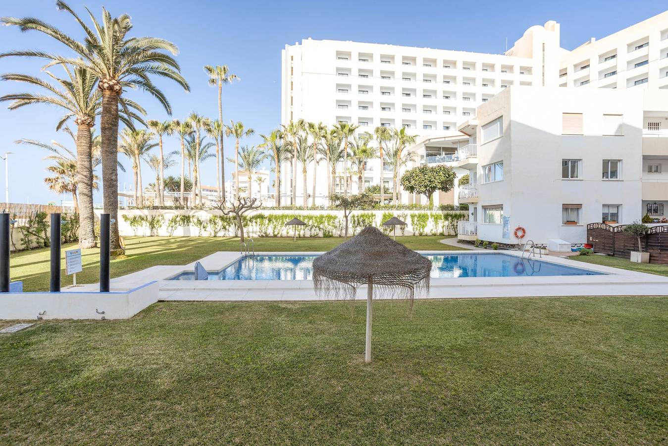 Apartamento inteiro, Apartamento 'Torresol 208' com piscina partilhada, Wi-Fi e ar condicionado in Playa de la Torrecilla, Nerja