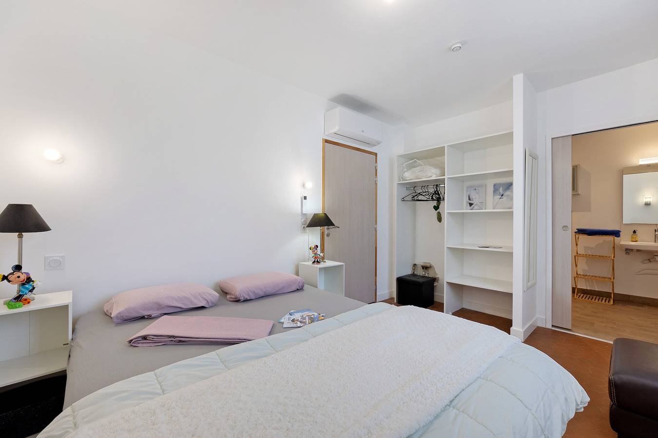 Gästezimmer Sous le Pin „Zimmer 5“ mit geteilter Terrasse, Wlan und Klimaanlage in Olonne-sur-Mer, Les Sables-d'Olonne