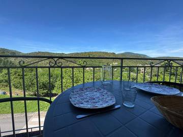 Gîte pour 2 personnes, avec vue et balcon à Meyras