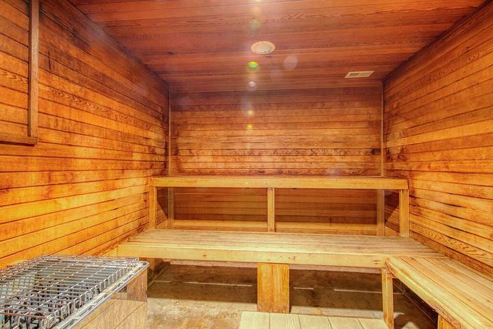 Vacation apartment for 8 people, with balcony and pool as well as hot tub and sauna in Alabama