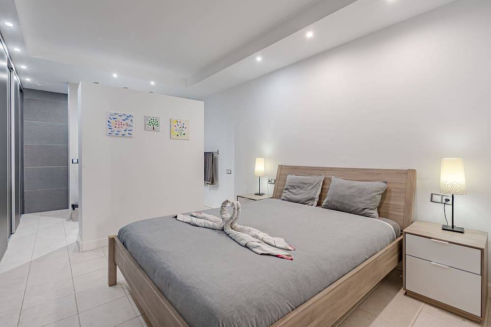 Ganze Wohnung, Geräumige Maisonette-Wohnung mit Pool und Bar-Restaurant in Playa Paraíso, Adeje