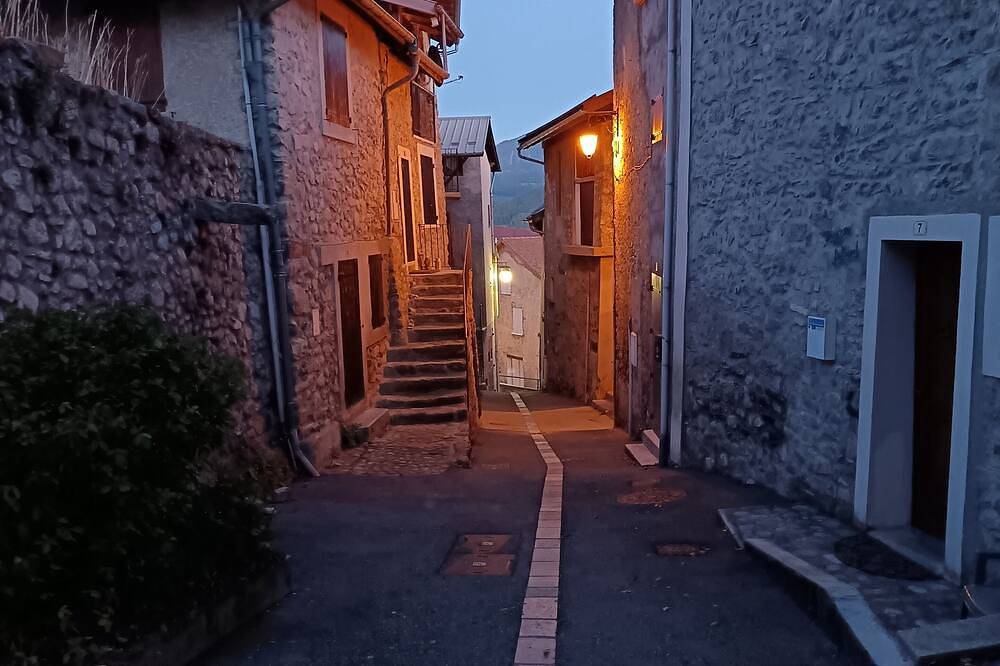 Apartamento entero, Studio in the heart of Seyne's citadel ski village and lake. in Seyne, Alpes de Alta Provenza