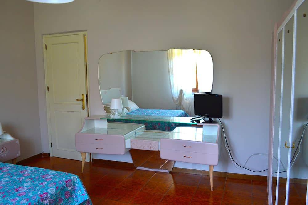 Ganze Wohnung, Apartment in Private Villa with large outdoor garden, swimming pool and parch in Licciana Nardi, Val di Magra