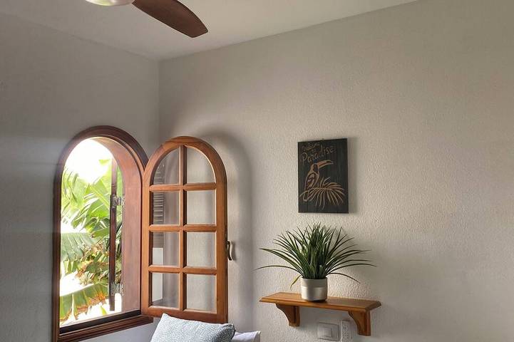 Neu!! Privates Haus auf dem Dach und kostenloser Pool, 50 Schritte vom Strand \"Rocky Point\" entfernt in Bajo del Medio (La Oliva), La Oliva