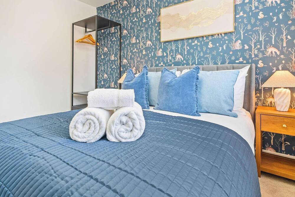 New Farnborough Air Show House, X2 Free Parking in Rushmoor, Hampshire