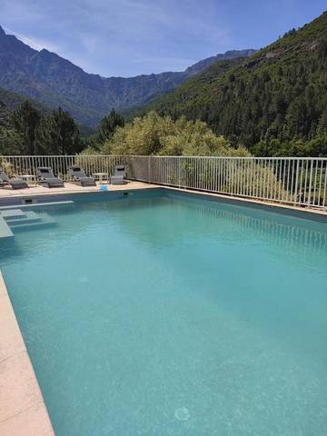 Gîte pour 10 personnes, avec vue ainsi que piscine et jardin à Manso (homonymie)