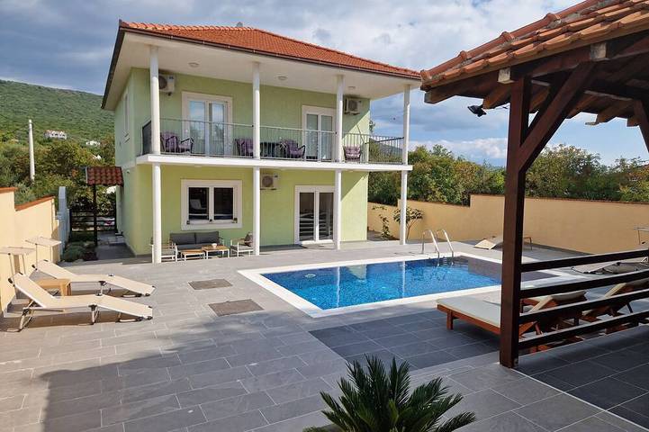 Villa für 8 Personen, mit Garten und Balkon in Montenegro